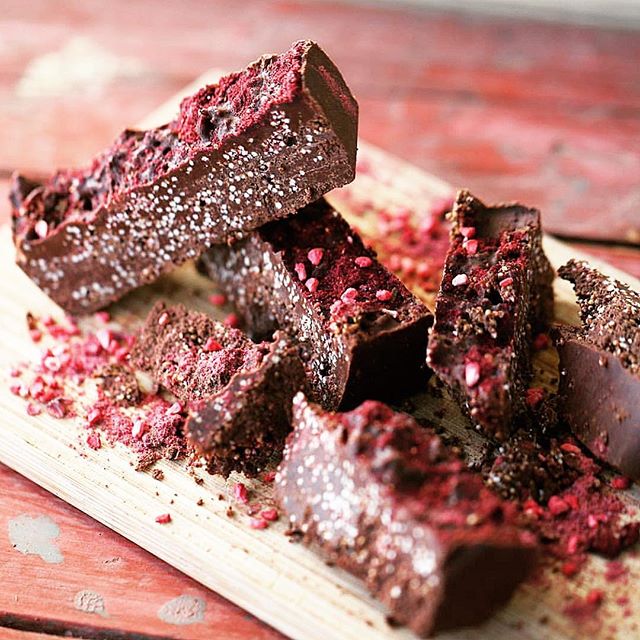 Crunchy Amaranth Chocolate Chunks with Bare Berries | Scoop Wholefoods Singapore
