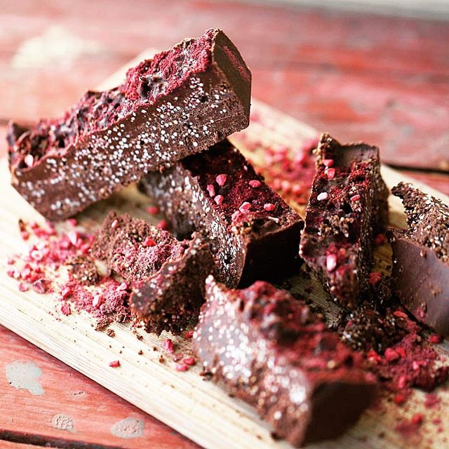 Crunchy Amaranth Chocolate Chunks with Bare Berries